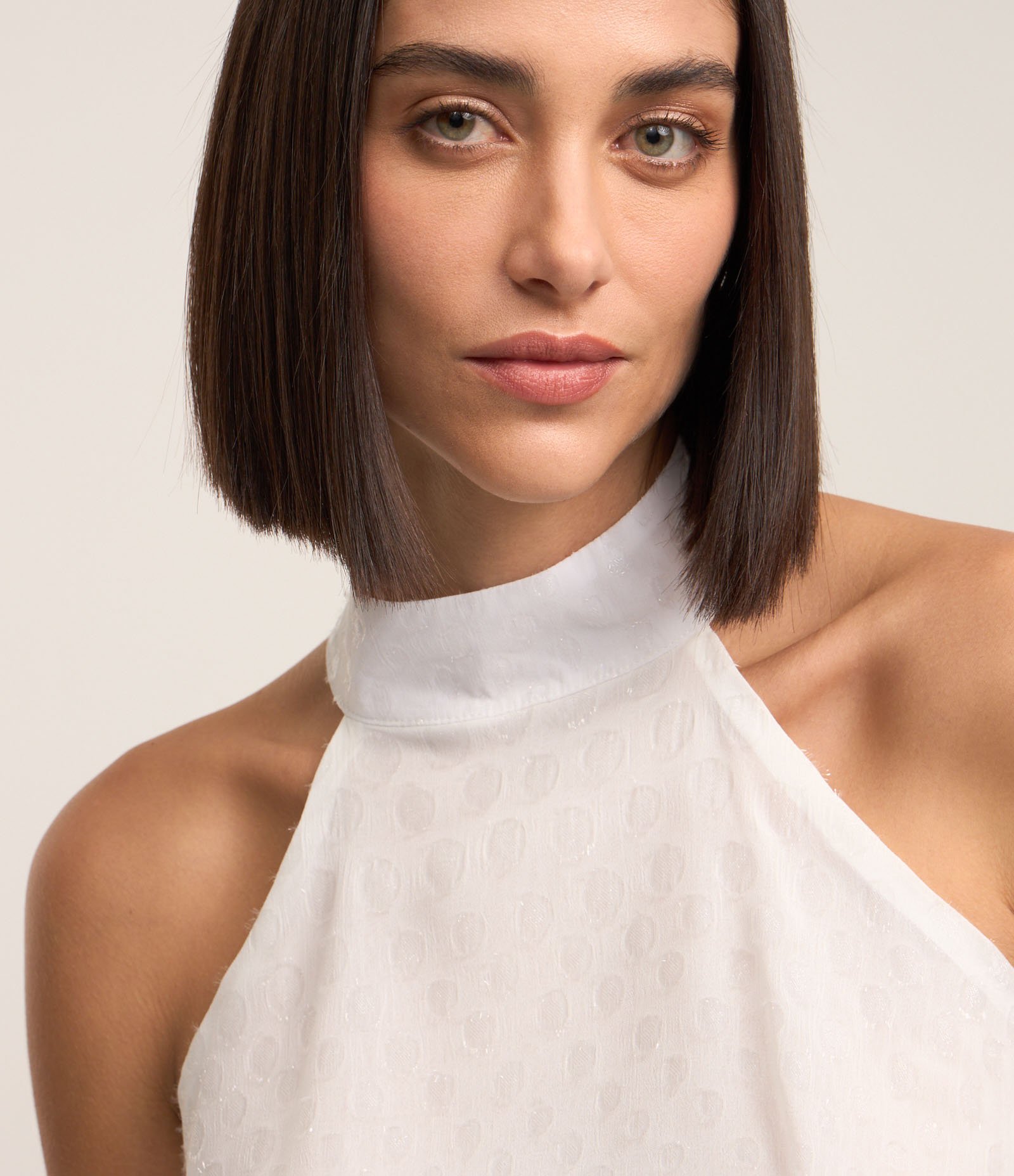 Blusa em Crepe com Fechamento na Gola e Babados Frontais Branco Neve 3