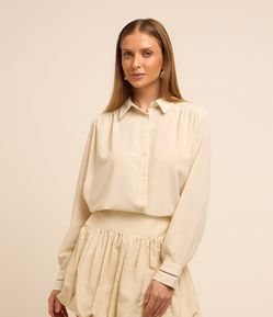 Camisa em Crepe com Pregas no Ombro e Detalhe no Punho