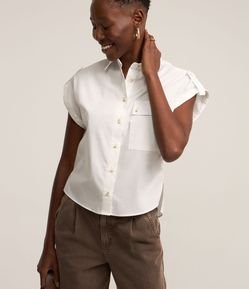 Camisa em Tricoline com Abotoamento e Bolsinho no Peito