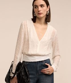 Blusa em Chiffon com Decote V e Texturas