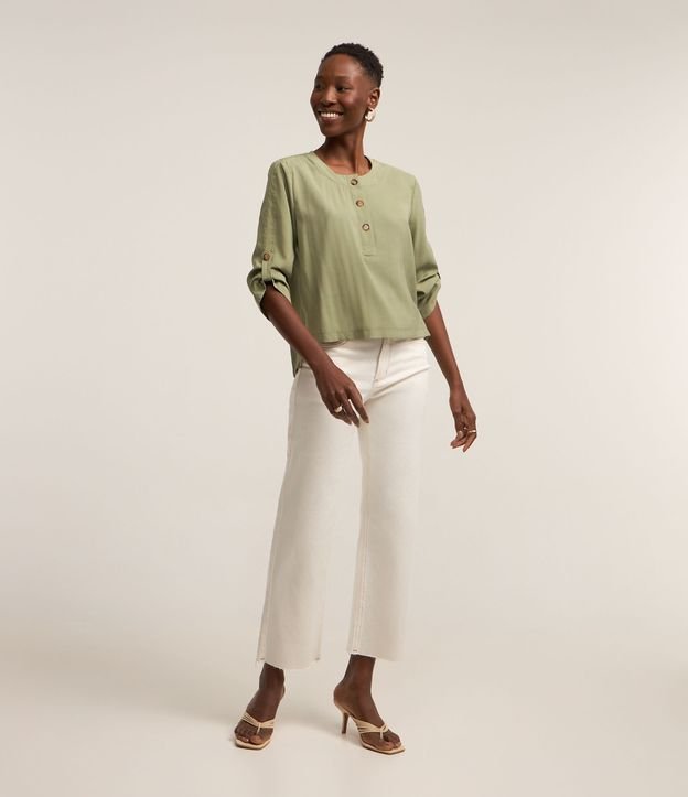 Blusa em Viscose com Abotoamento na Gola