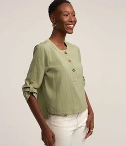 Blusa em Viscose com Abotoamento na Gola