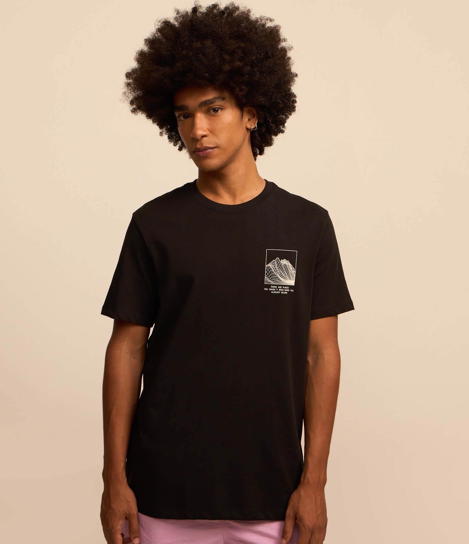 Camiseta Comfort em Malhão com Estampa de Montanha Preto 2