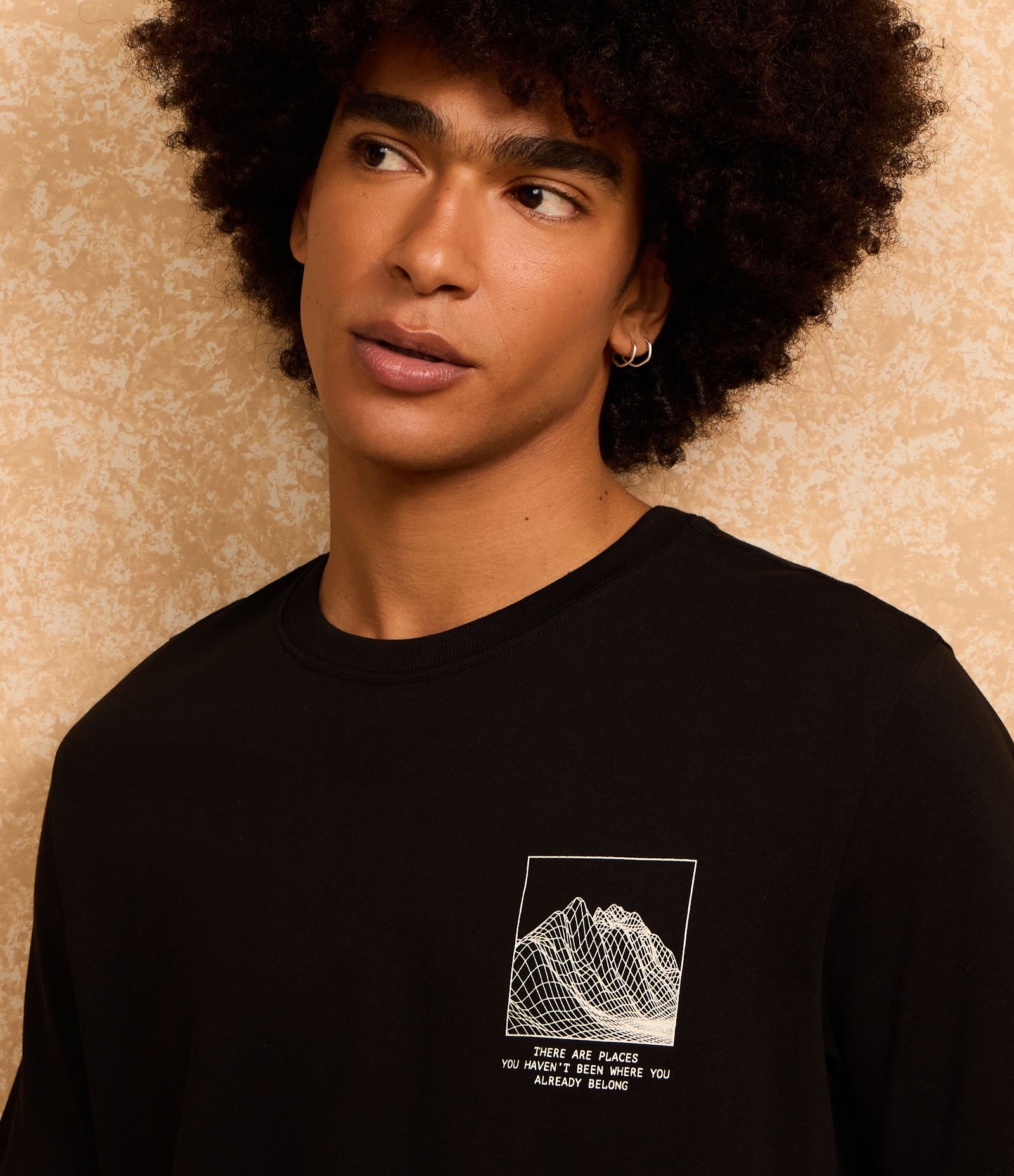 Camiseta Comfort em Malhão com Estampa de Montanha Preto 3