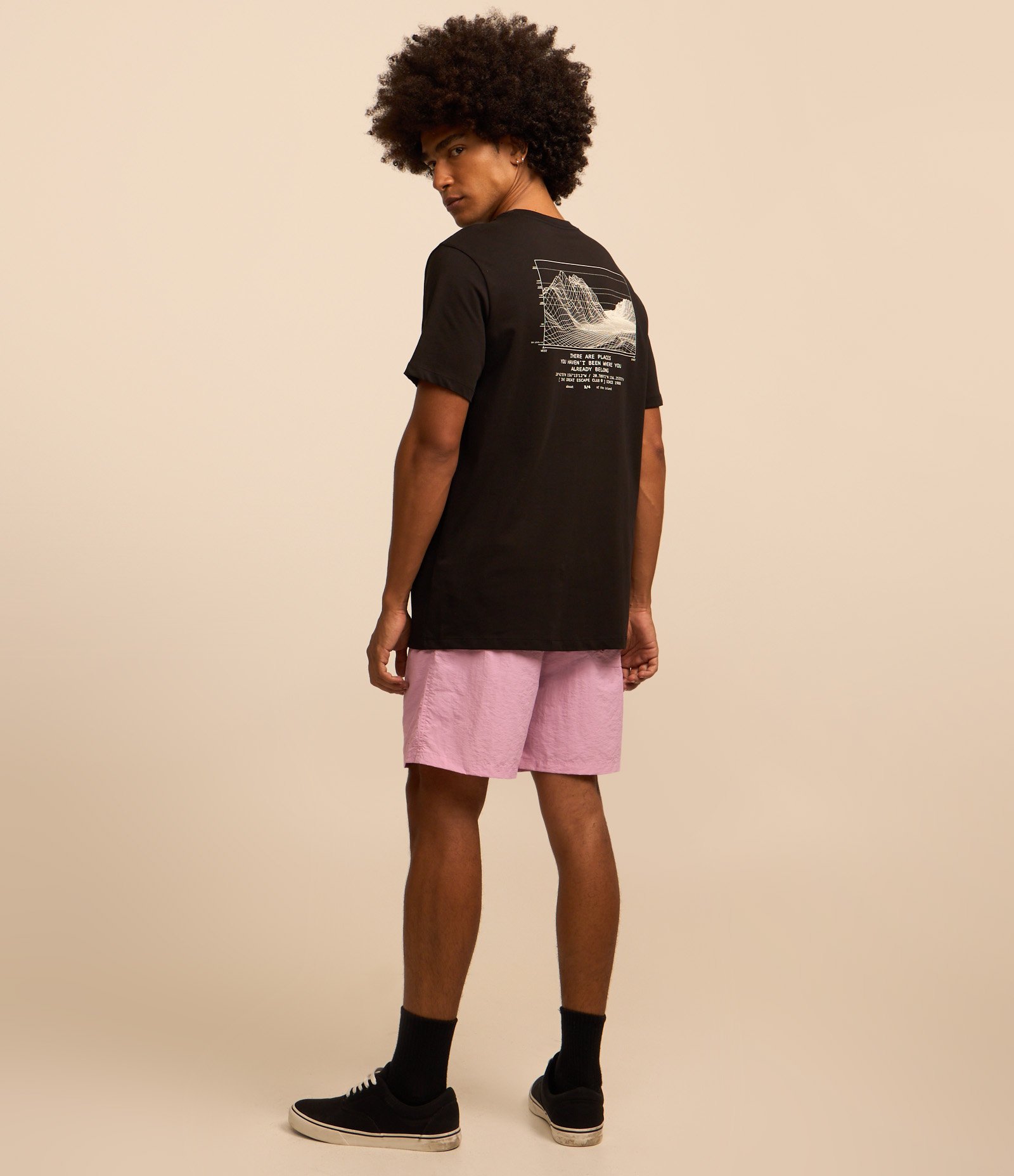 Camiseta Comfort em Malhão com Estampa de Montanha Preto 4