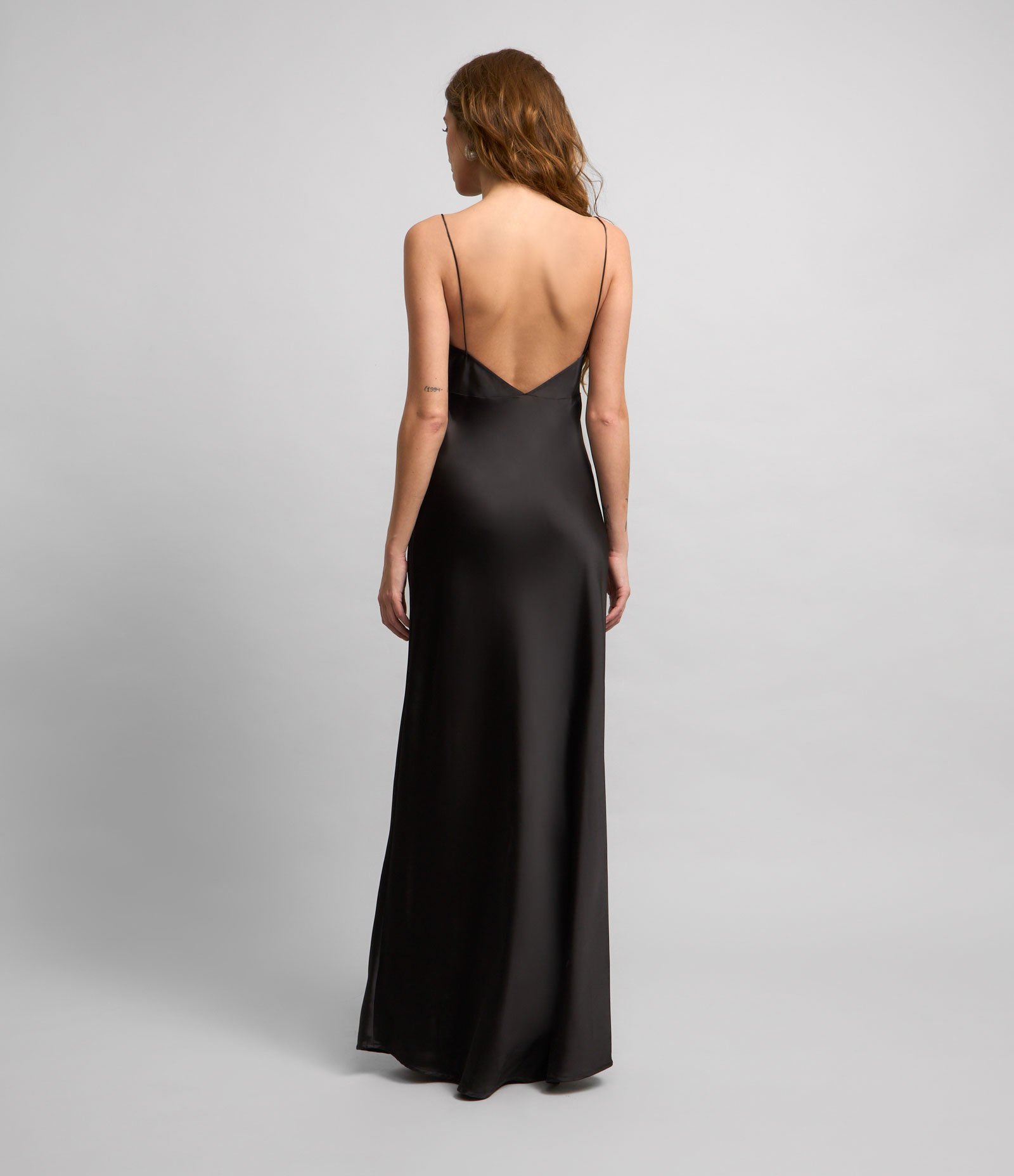 Vestido Longo em Cetim com Alça Fina e Costas Abertas Preto 2