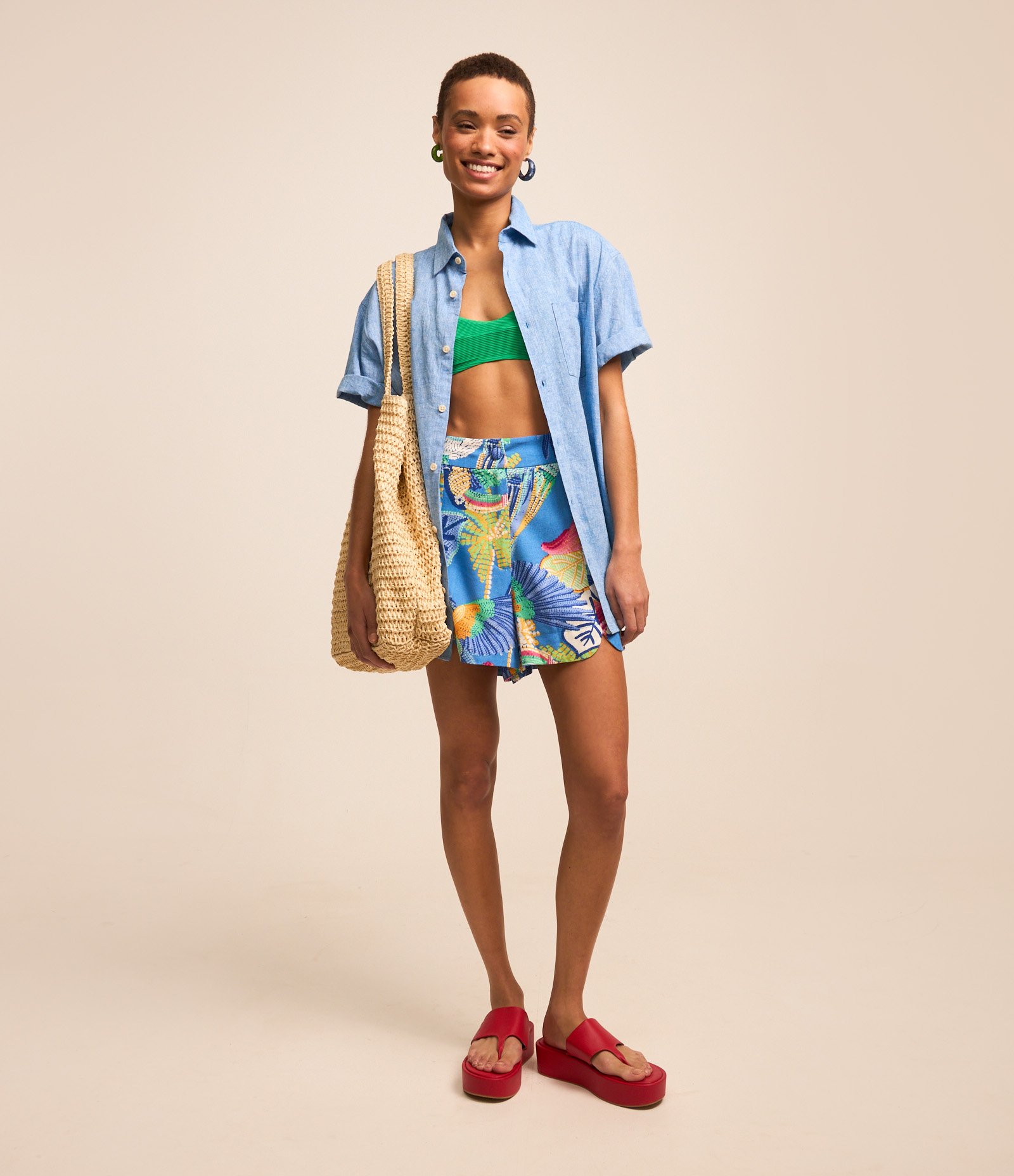 Short Curto em Viscose e Linho com Estampa Tropical e Barra Arredondada Azul 1