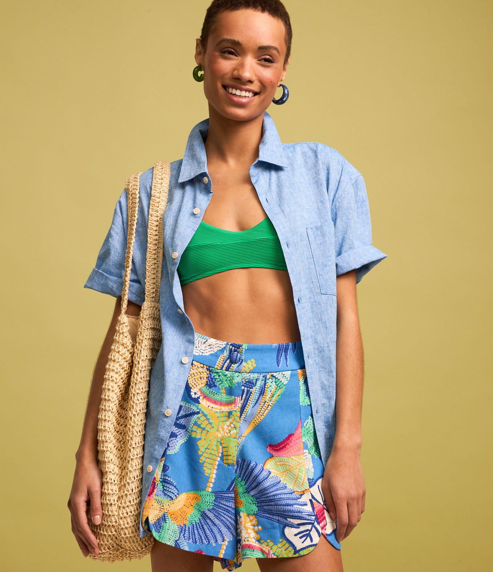 Short Curto em Viscose e Linho com Estampa Tropical e Barra Arredondada Azul 3