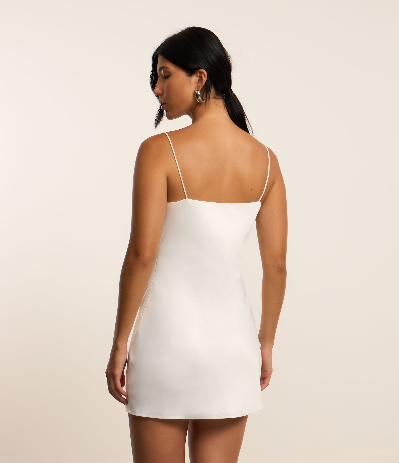 Vestido Curto em Cetim com Alcinhas Rabo de Rato Branco 3