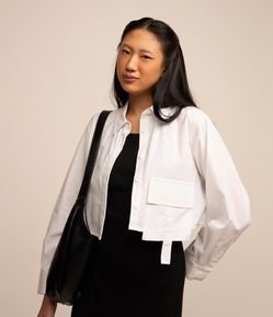 Camisa Cropped em Tricoline Bolso Frontal e Detalhe de Martingale