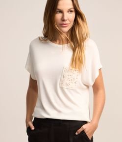 Blusa em Viscose com Bolsinho de Crochê