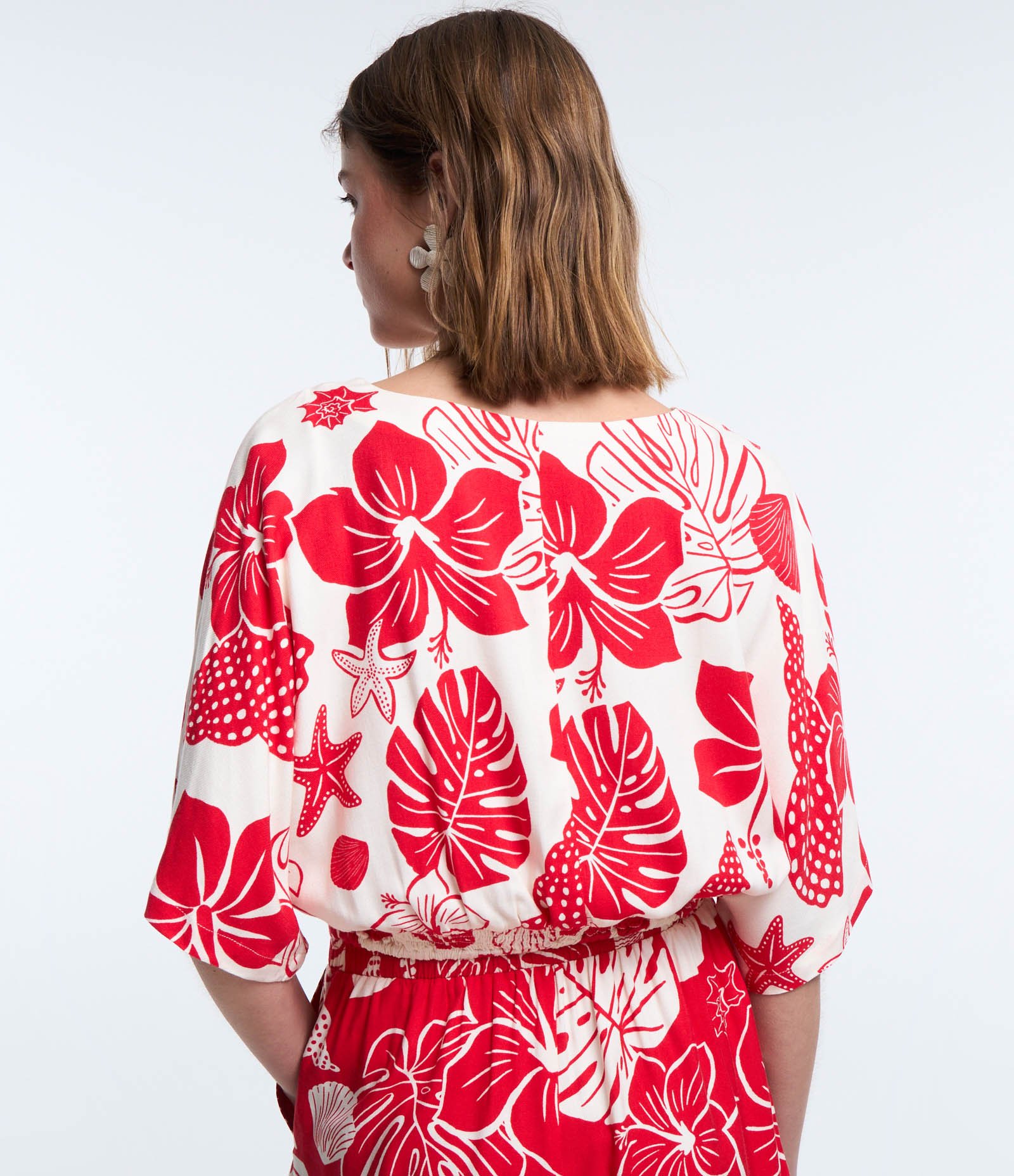 Blusa Cropped em Viscose com Torcidinho no Busto e Estampa Tropical Vermelho 3