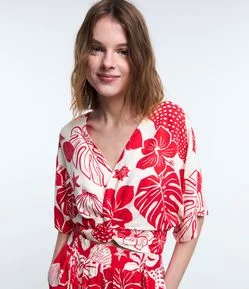 Blusa Cropped em Viscose com Torcidinho no Busto e Estampa Tropical