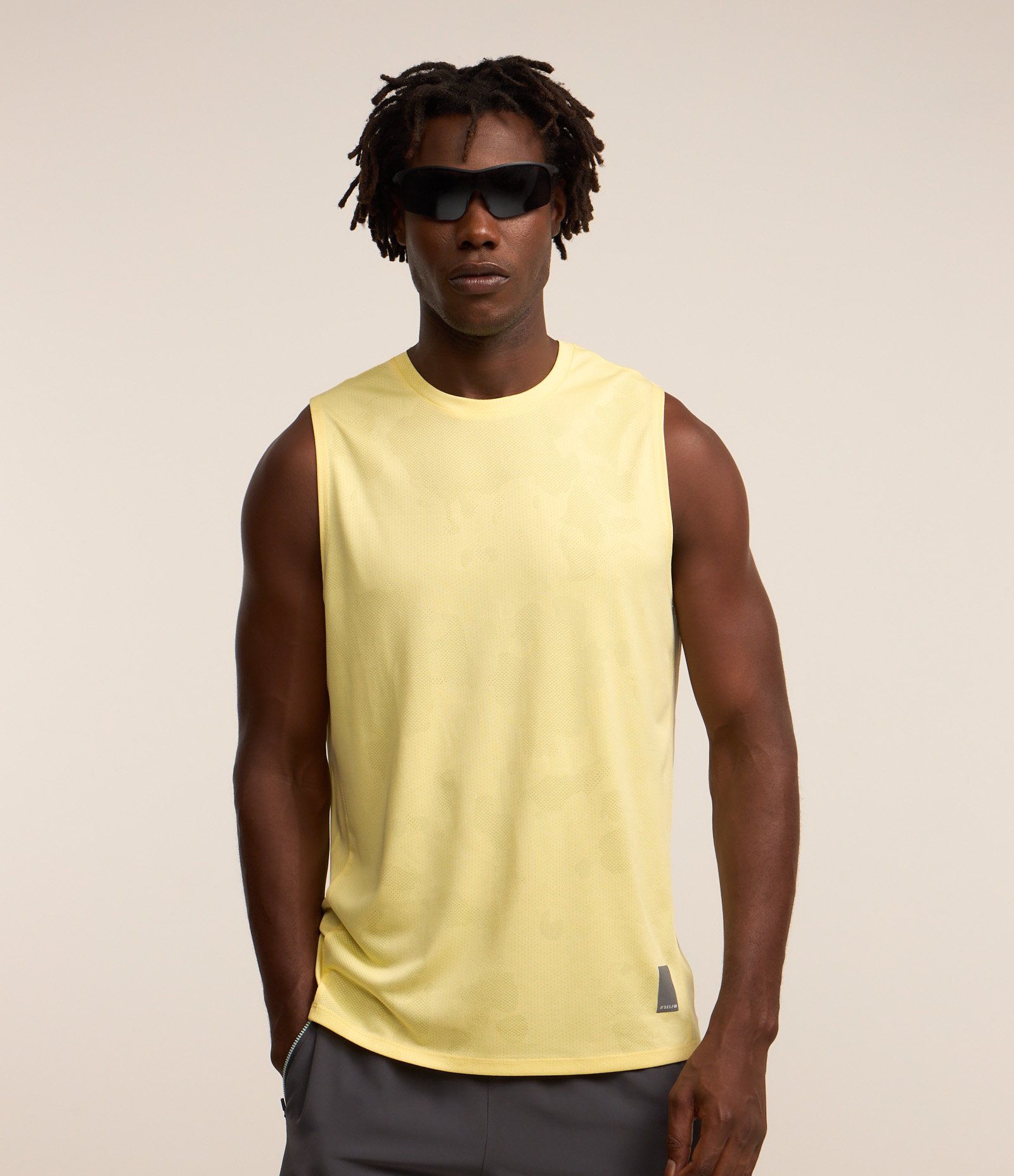 Regata Regular Esportiva em Tecnologia Dry com Estampa Jacquard Amarelo Claro 1