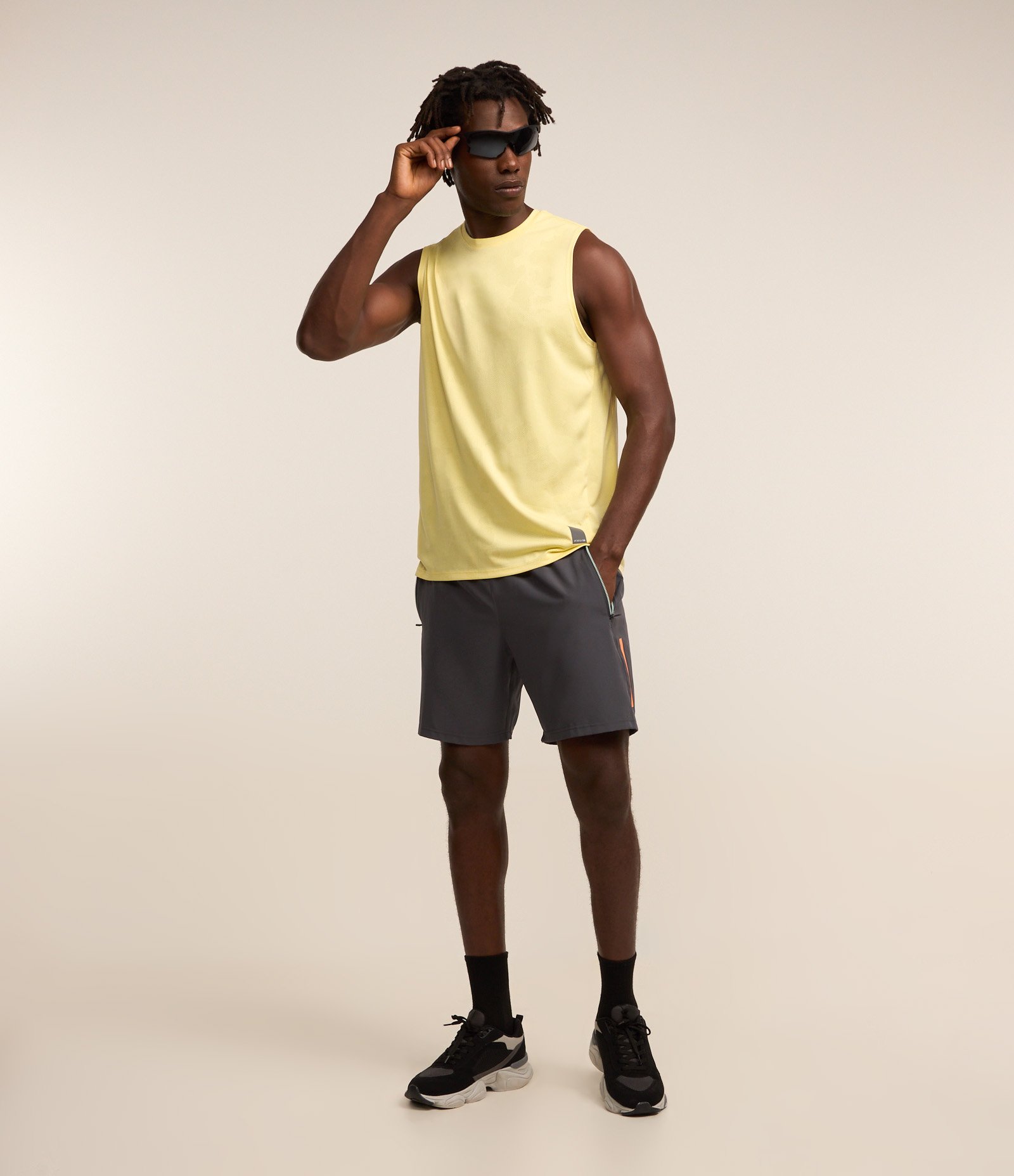 Regata Regular Esportiva em Tecnologia Dry com Estampa Jacquard Amarelo Claro 2