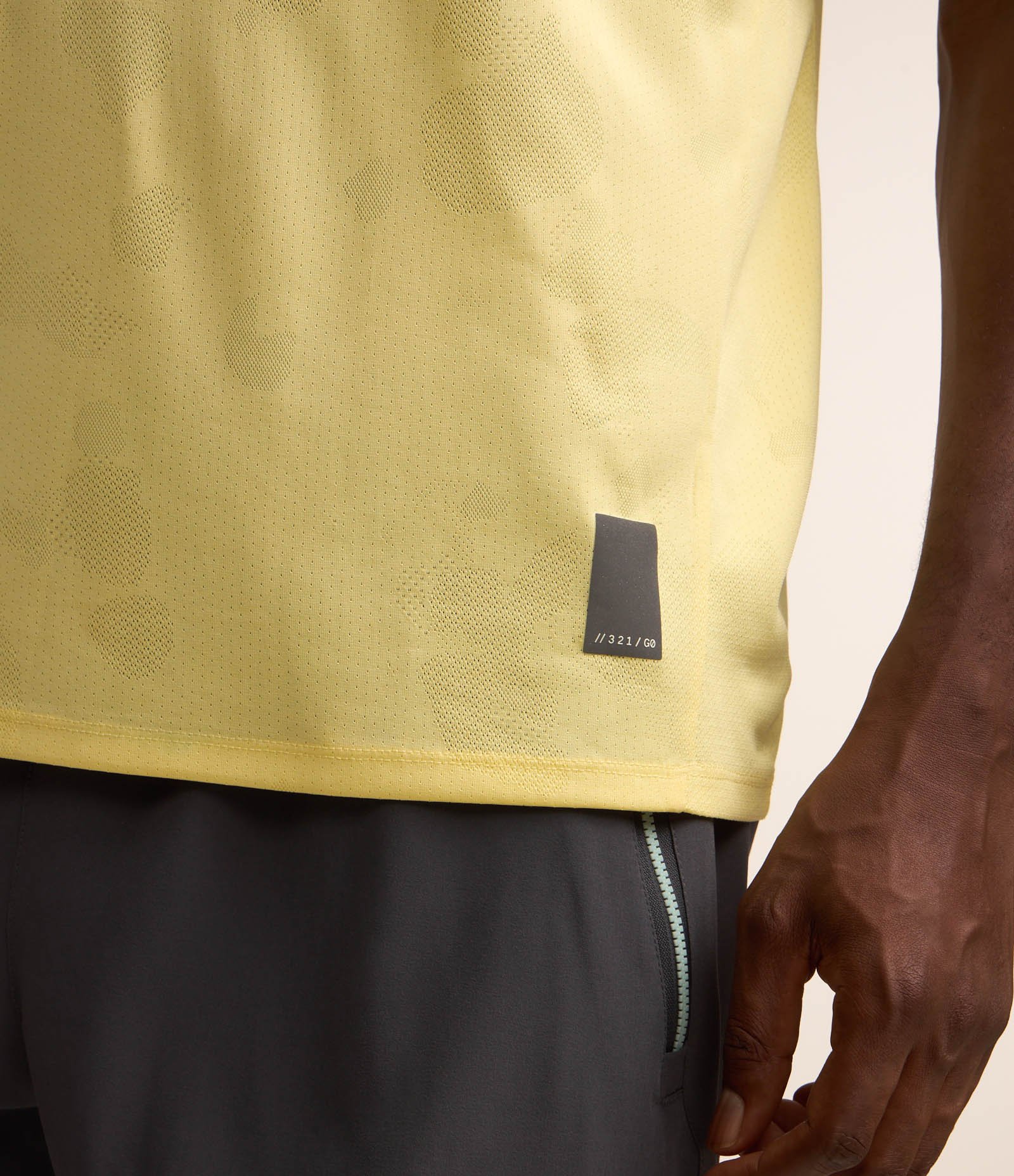 Regata Regular Esportiva em Tecnologia Dry com Estampa Jacquard Amarelo Claro 3