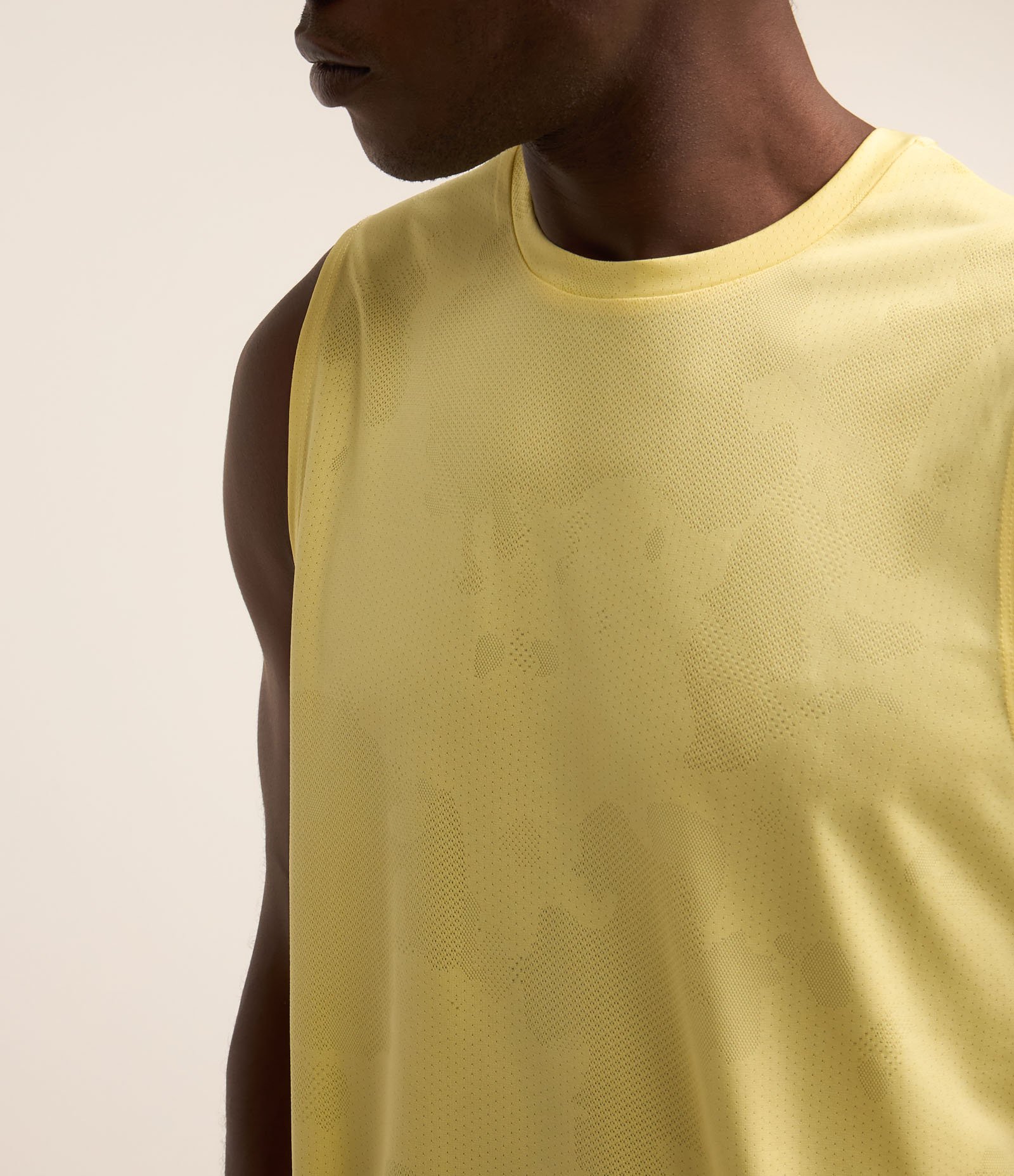 Regata Regular Esportiva em Tecnologia Dry com Estampa Jacquard Amarelo Claro 4