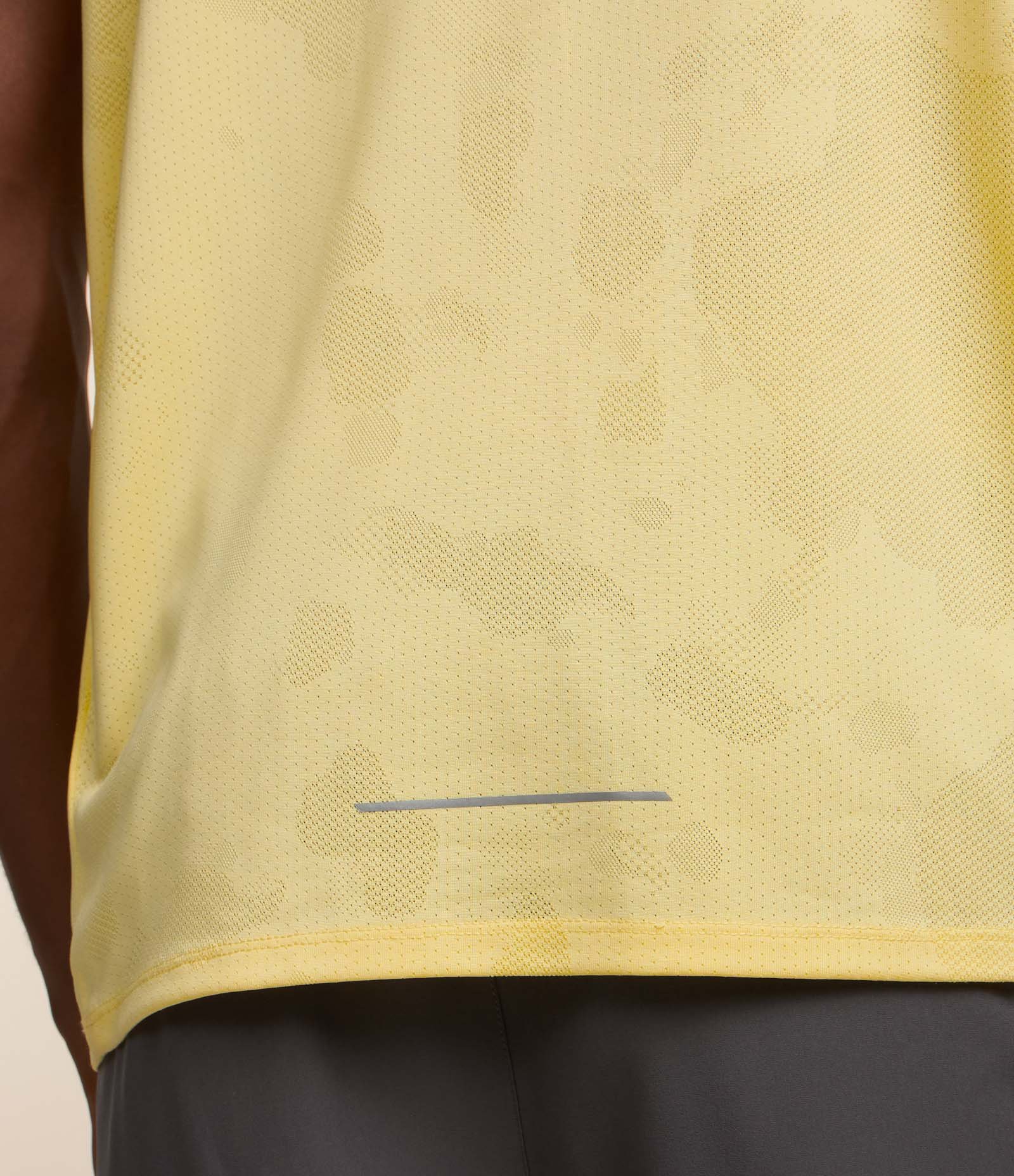 Regata Regular Esportiva em Tecnologia Dry com Estampa Jacquard Amarelo Claro 5