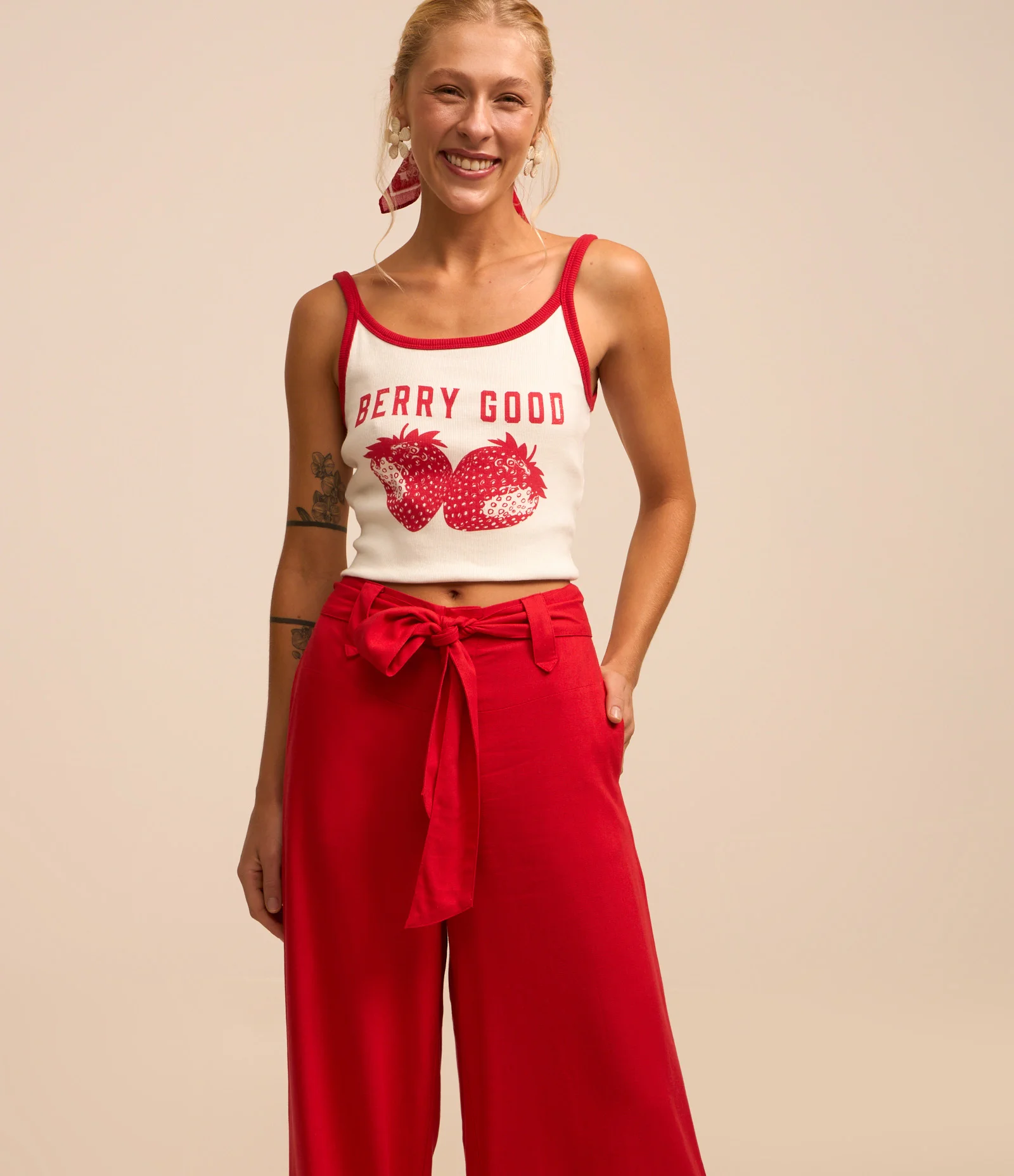 Calça Pantalona em Viscose e Linho com Laço na Cintura e Recortes Vermelho 2