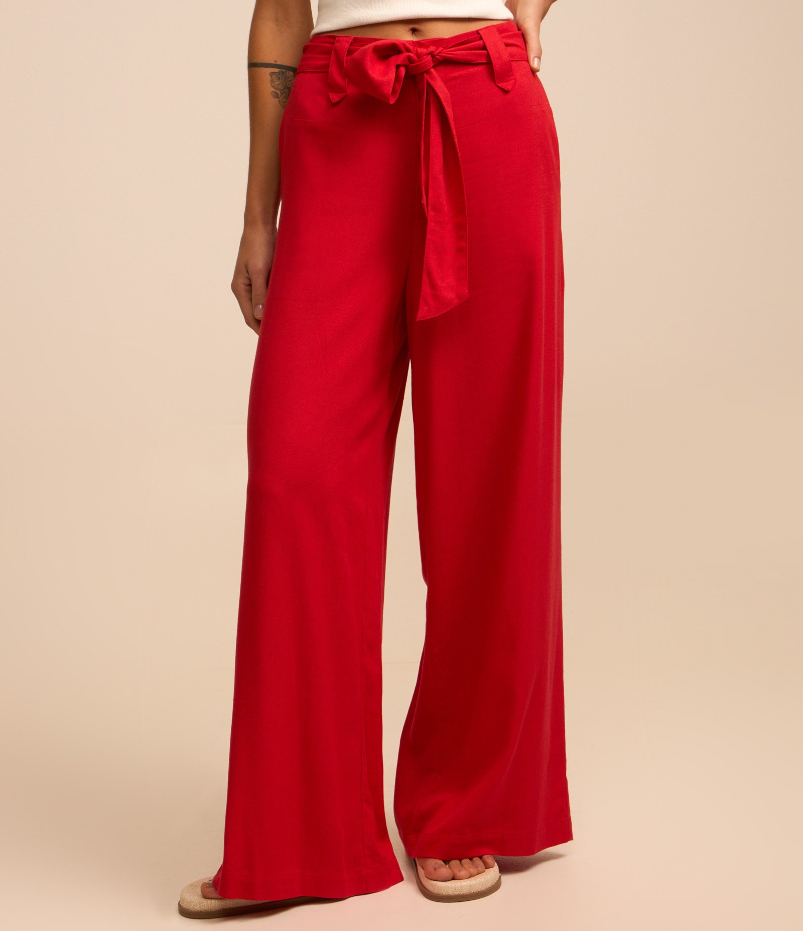 Calça Pantalona em Viscose e Linho com Laço na Cintura e Recortes Vermelho 3