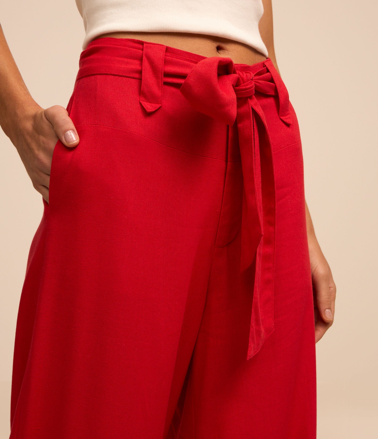 Calça Pantalona em Viscose e Linho com Laço na Cintura e Recortes Vermelho 4