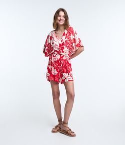 Short Curto em Viscose com Amarração e Estampa Tropical
