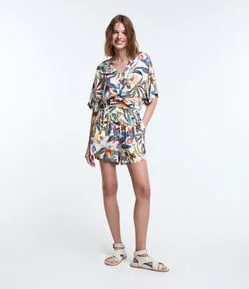 Short Curto em Viscose com Amarração Lateral e Estampa Tropical