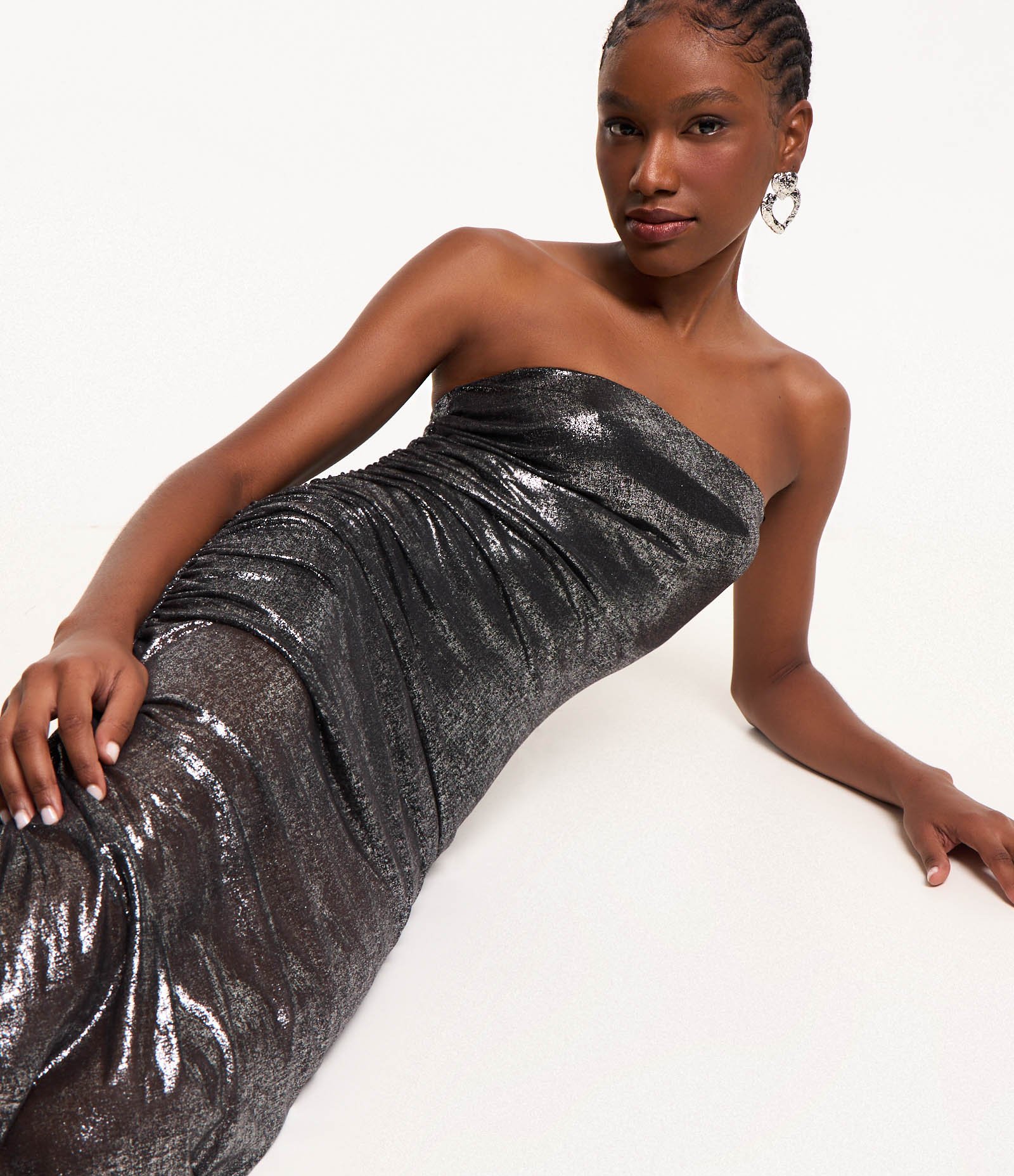 Vestido Midi Tomara que Caia em Tule Metalizado com Barra Assimétrica Prata 1