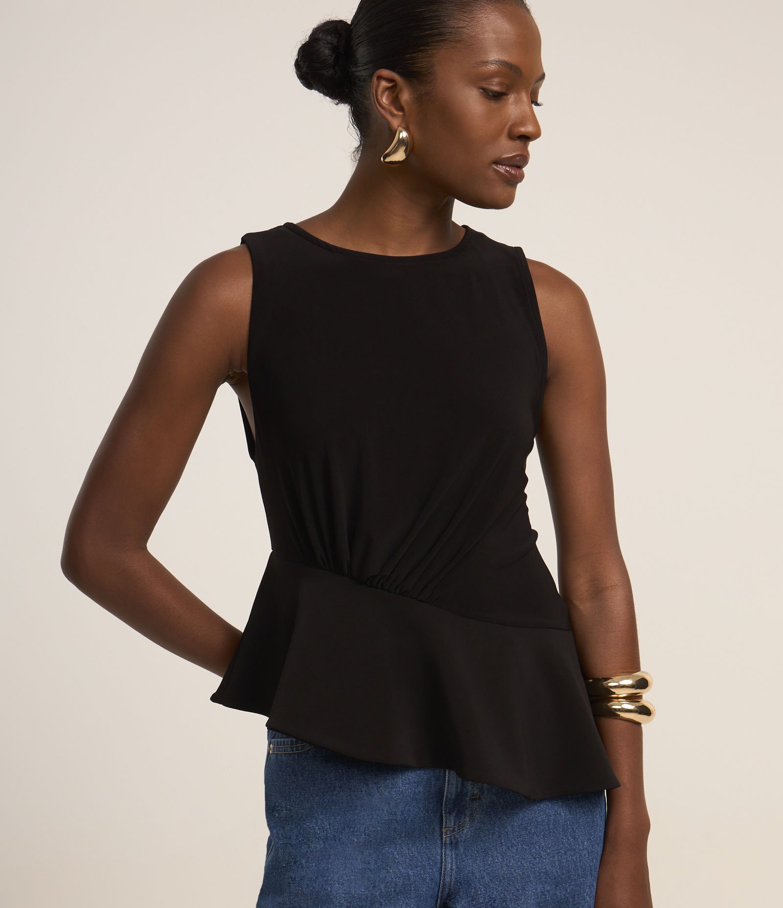 Blusa sem Manga com Peplum Assimétrico na Barra Preto 1