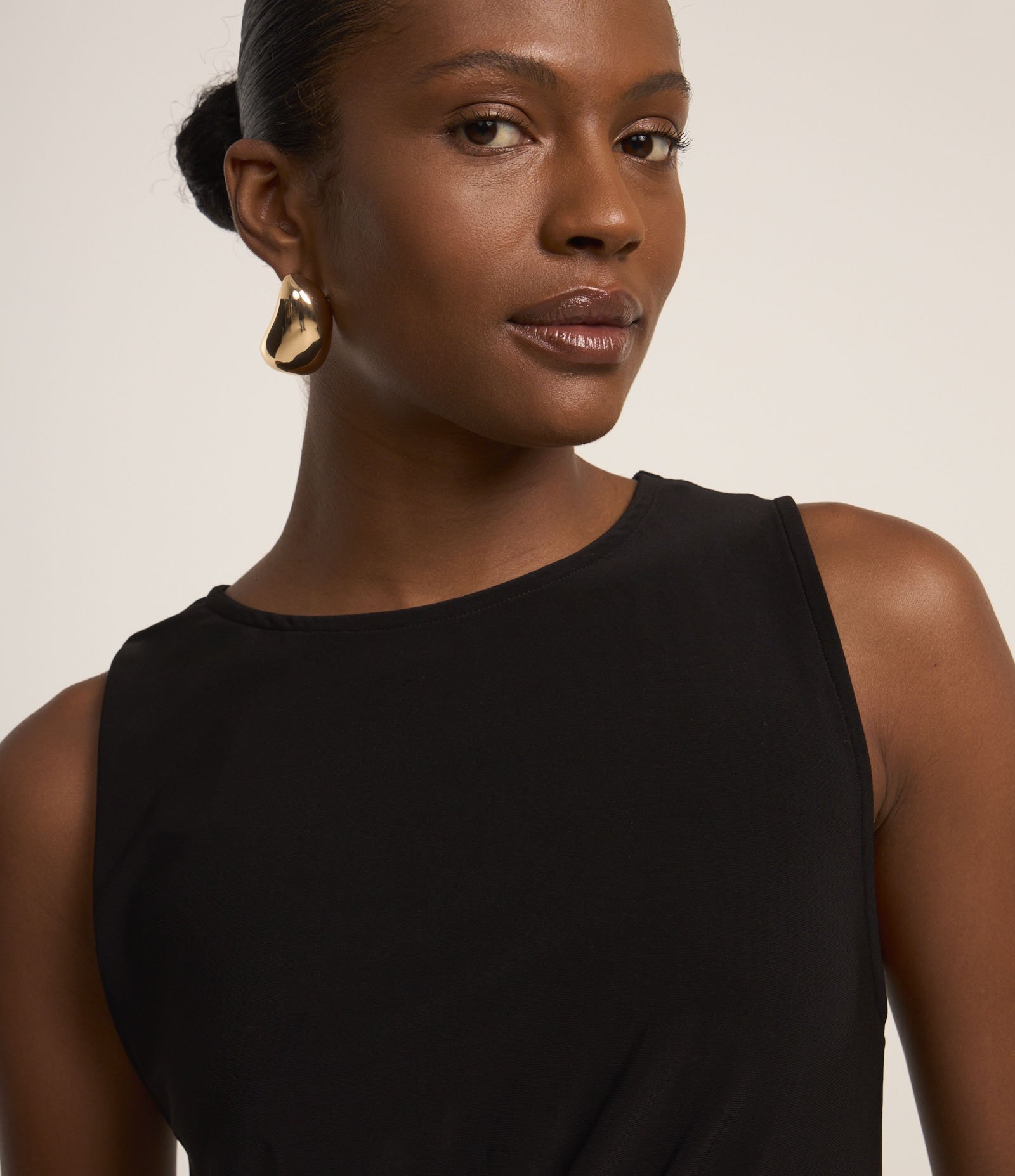 Blusa sem Manga com Peplum Assimétrico na Barra Preto 3