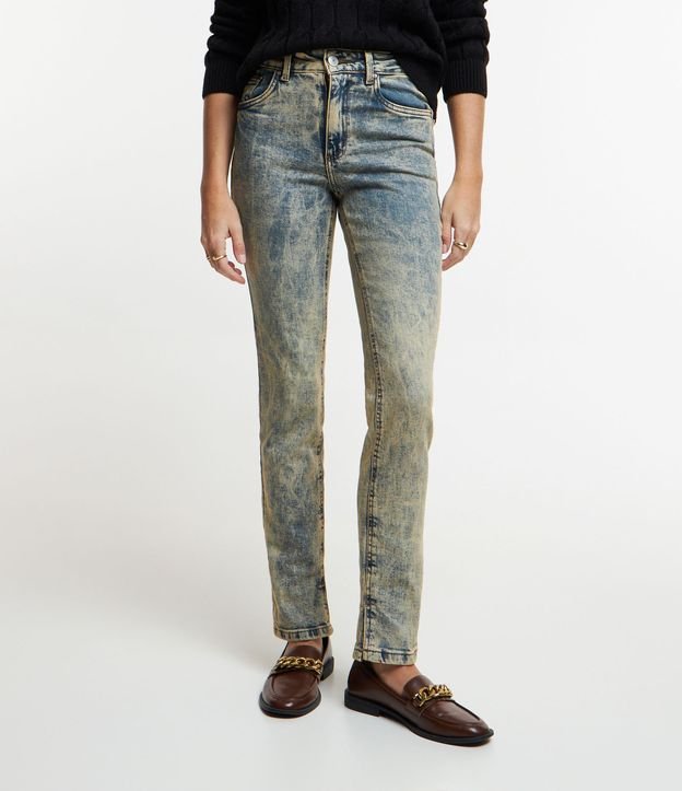 Calça Slim em Jeans Estonado com Bolsos