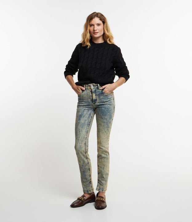 Calça Slim em Jeans Estonado com Bolsos