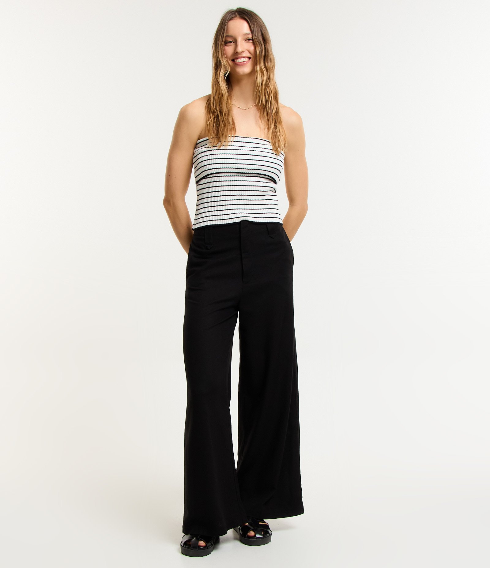 Blusa Tomara que Caia em Tricô Listrado com Pala Virada Branco/Preto 2