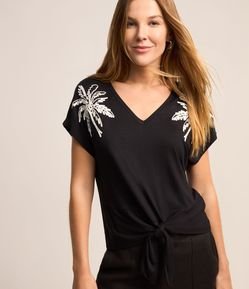 Blusa em Viscose com Amarração na Barra e Bordado de Coqueiros