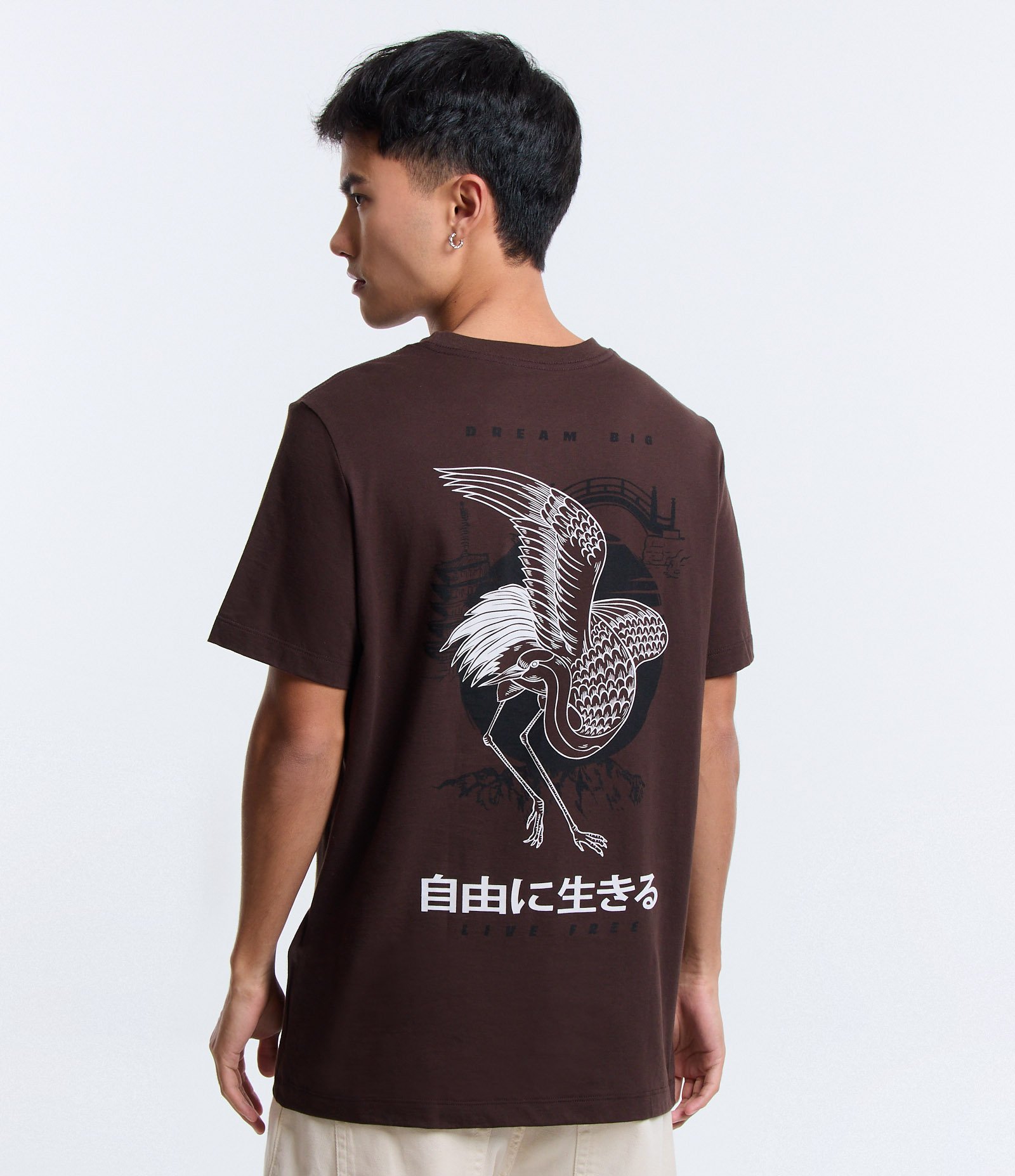 Camiseta Regular em Algodão e Estampa Garça Marrom 3