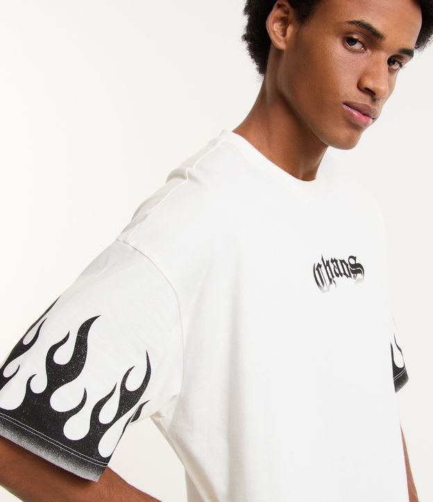 Camiseta Oversized em Meia Malha com Lettering Chaos e Chamas Branco 1
