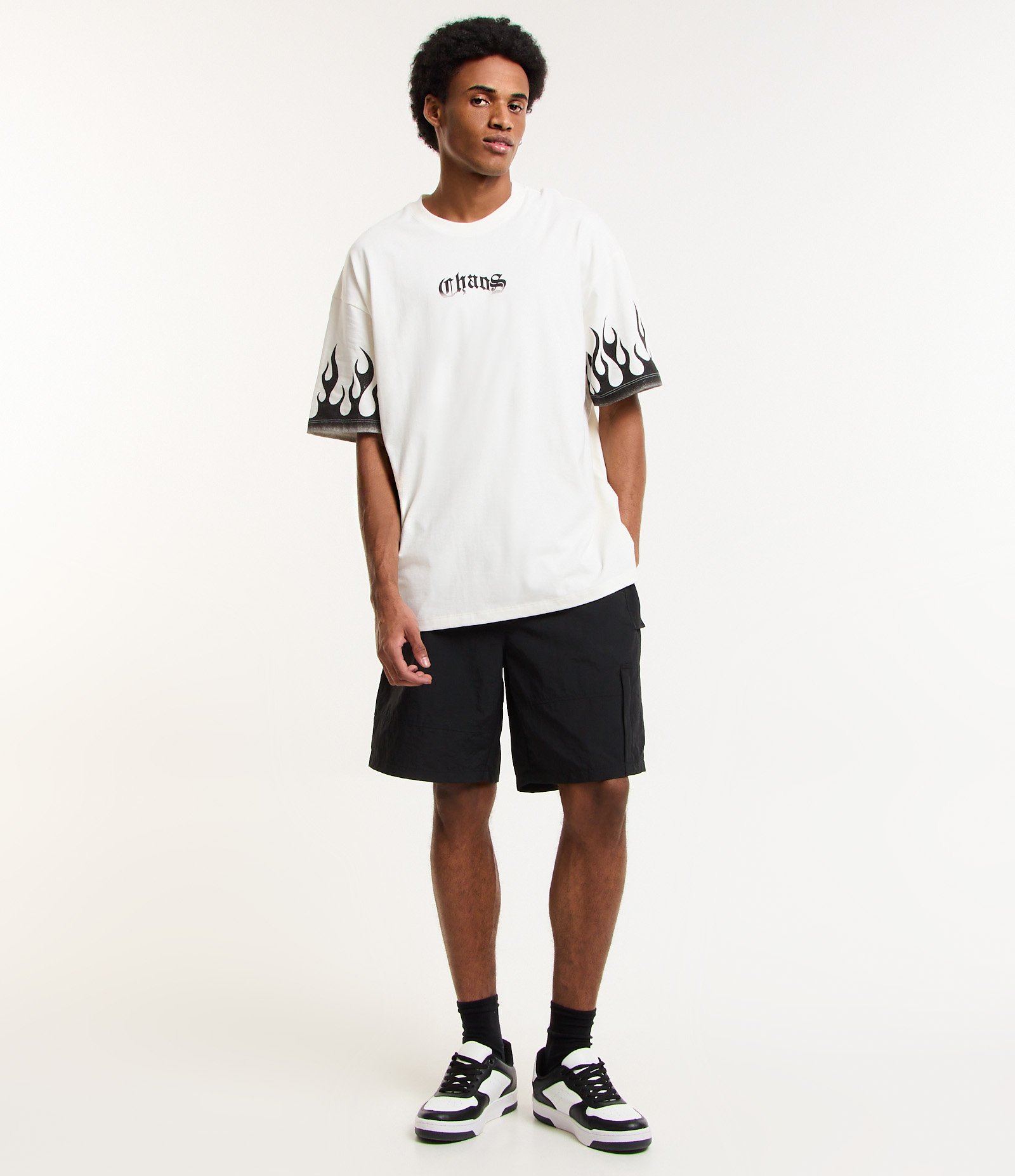 Camiseta Oversized em Meia Malha com Lettering Chaos e Chamas Branco 2