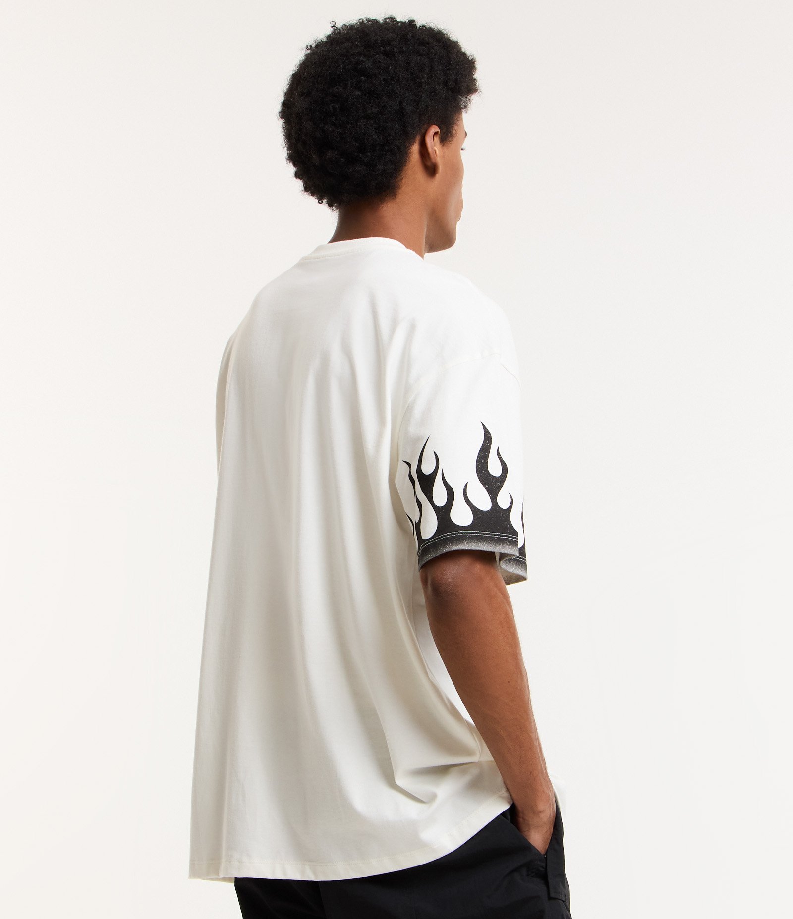 Camiseta Oversized em Meia Malha com Lettering Chaos e Chamas Branco 3