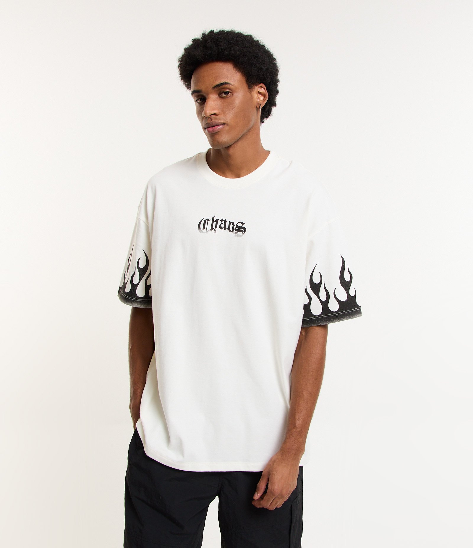 Camiseta Oversized em Meia Malha com Lettering Chaos e Chamas Branco 4