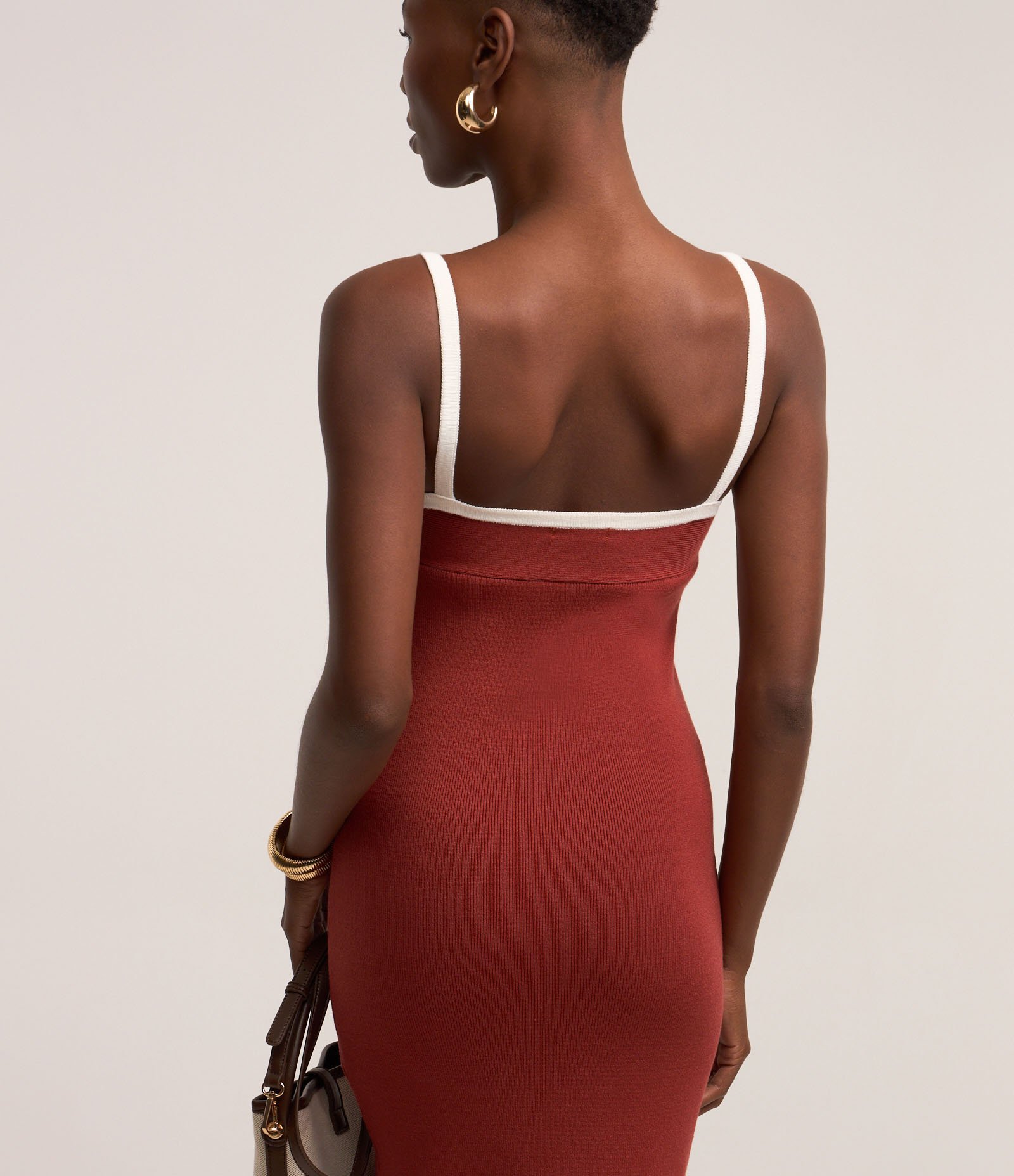 Vestido Midi om Alça Contrastante e Busto Texturizado Marrom Terracota 4