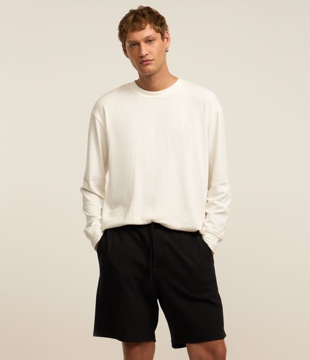 Bermuda em Algodão com Textura e Bolso Lateral com Zíper