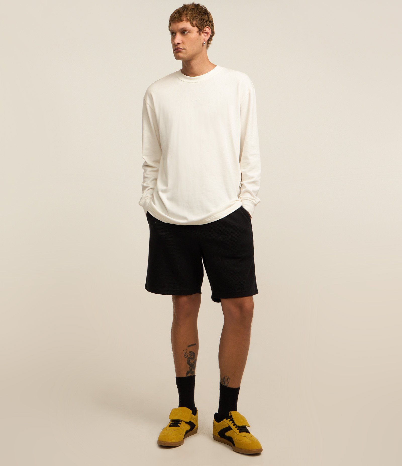 Bermuda em Algodão com Textura e Bolso Lateral com Zíper Preto 1