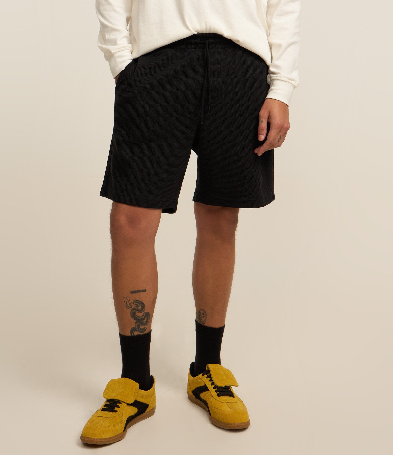 Bermuda em Algodão com Textura e Bolso Lateral com Zíper Preto 3