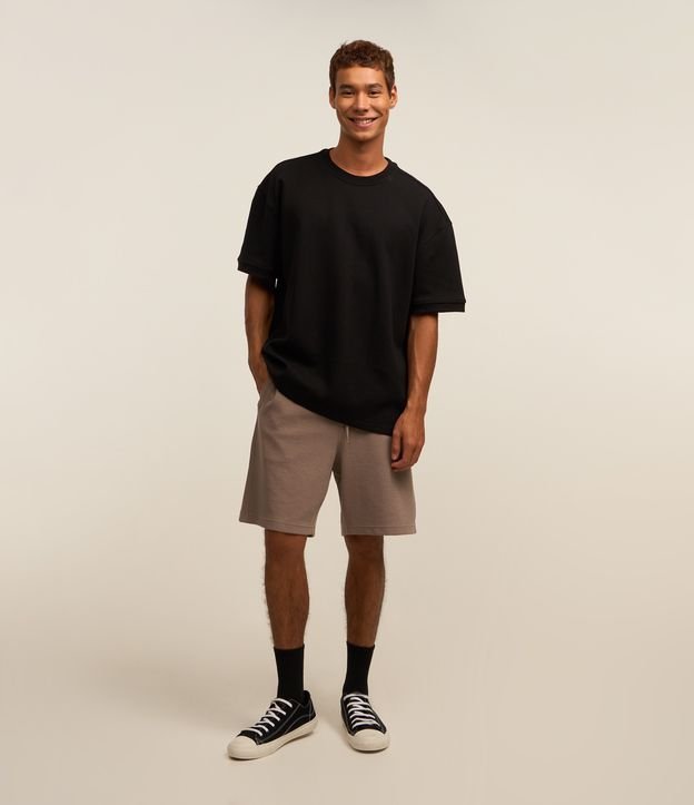 Bermuda em Algodão com Textura e Bolso Lateral com Zíper