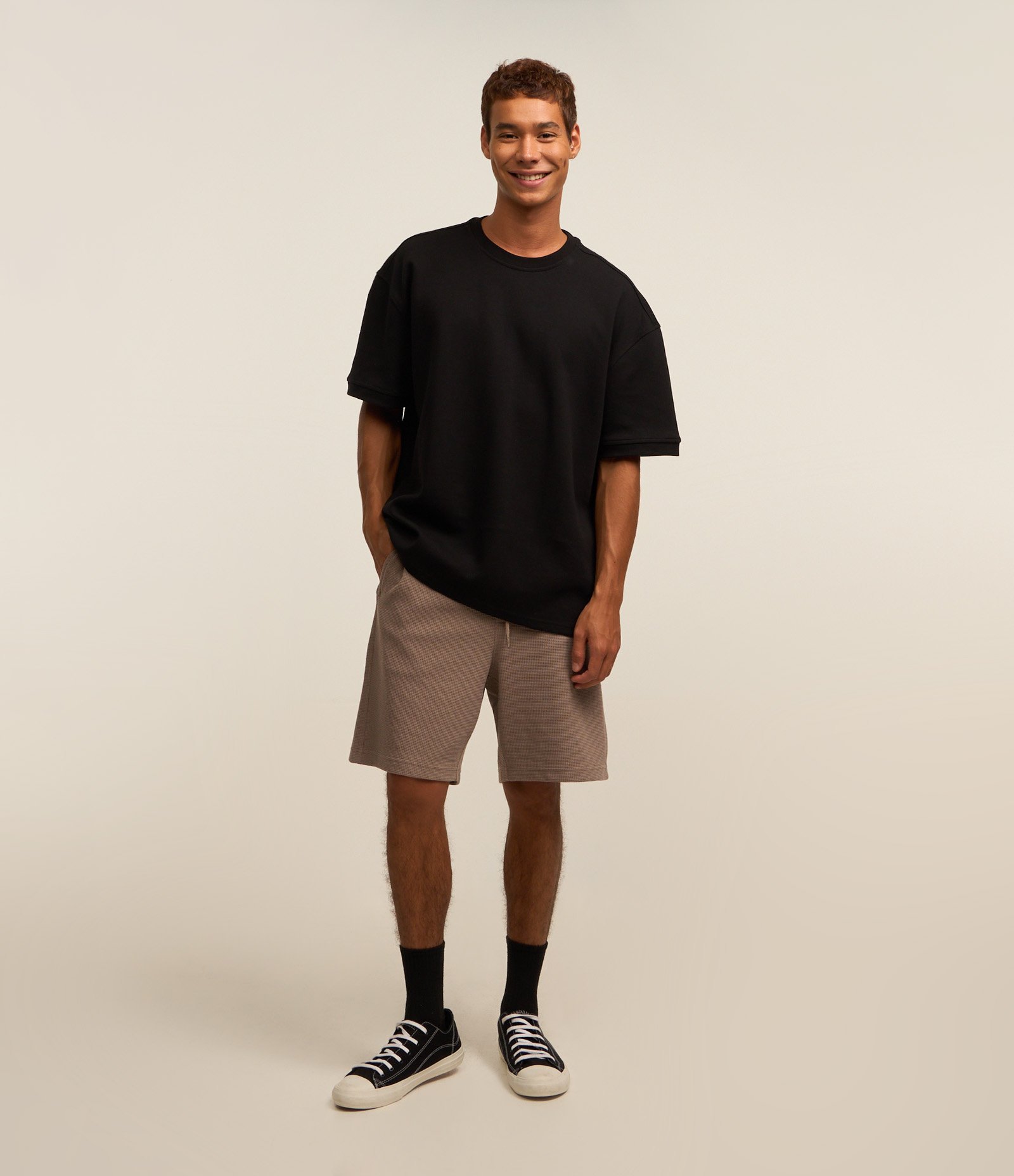 Bermuda em Algodão com Textura e Bolso Lateral com Zíper Marrom Acinzentado 1