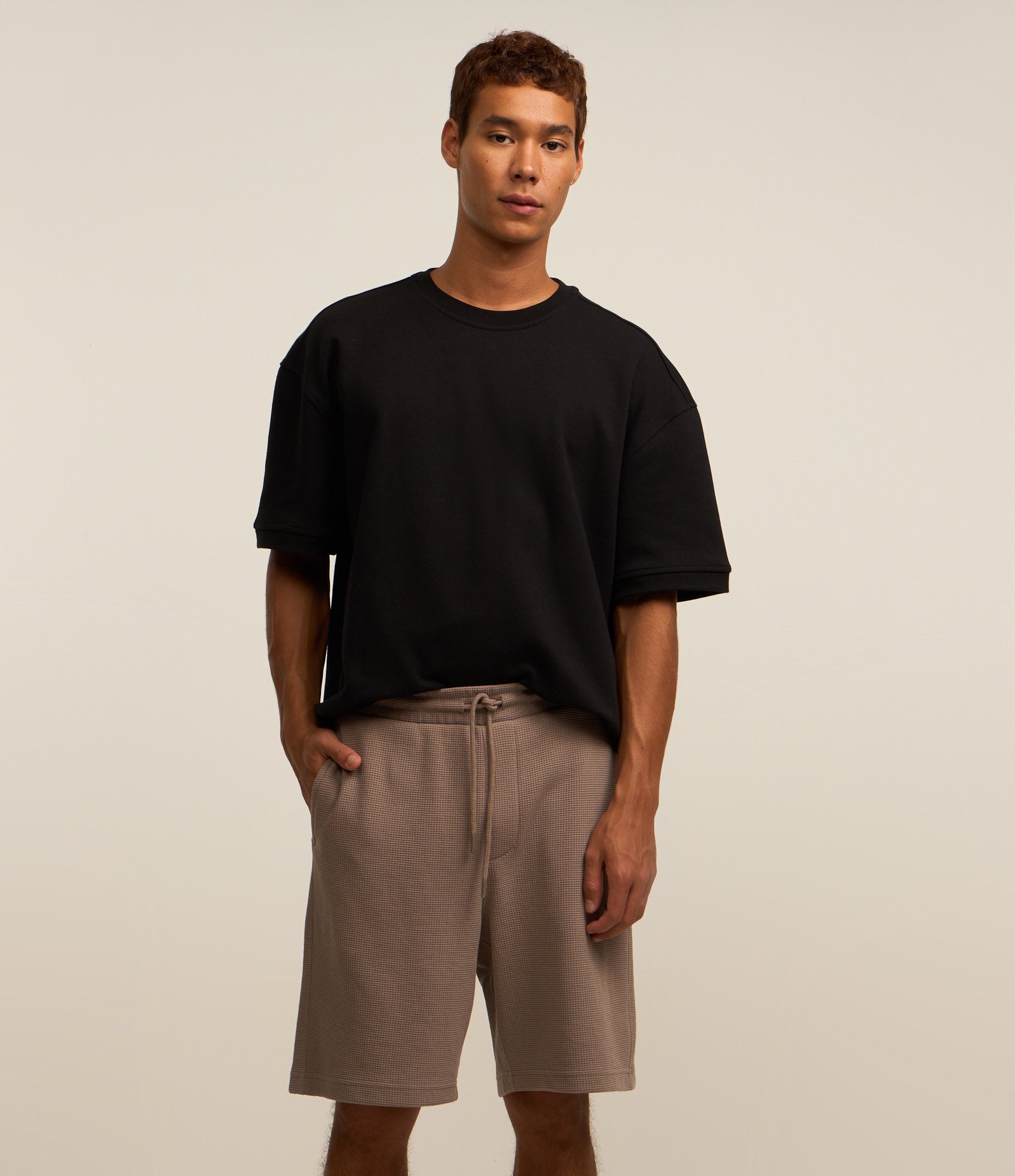 Bermuda em Algodão com Textura e Bolso Lateral com Zíper Marrom Acinzentado 2