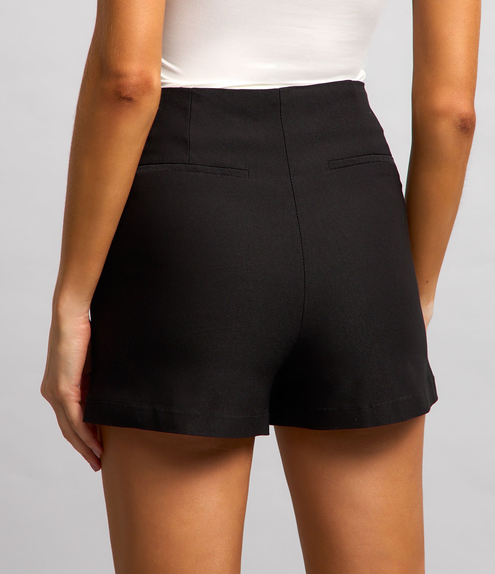 Short Saia em Bengaline Sobreposta com Bolso Embutido Preto 3
