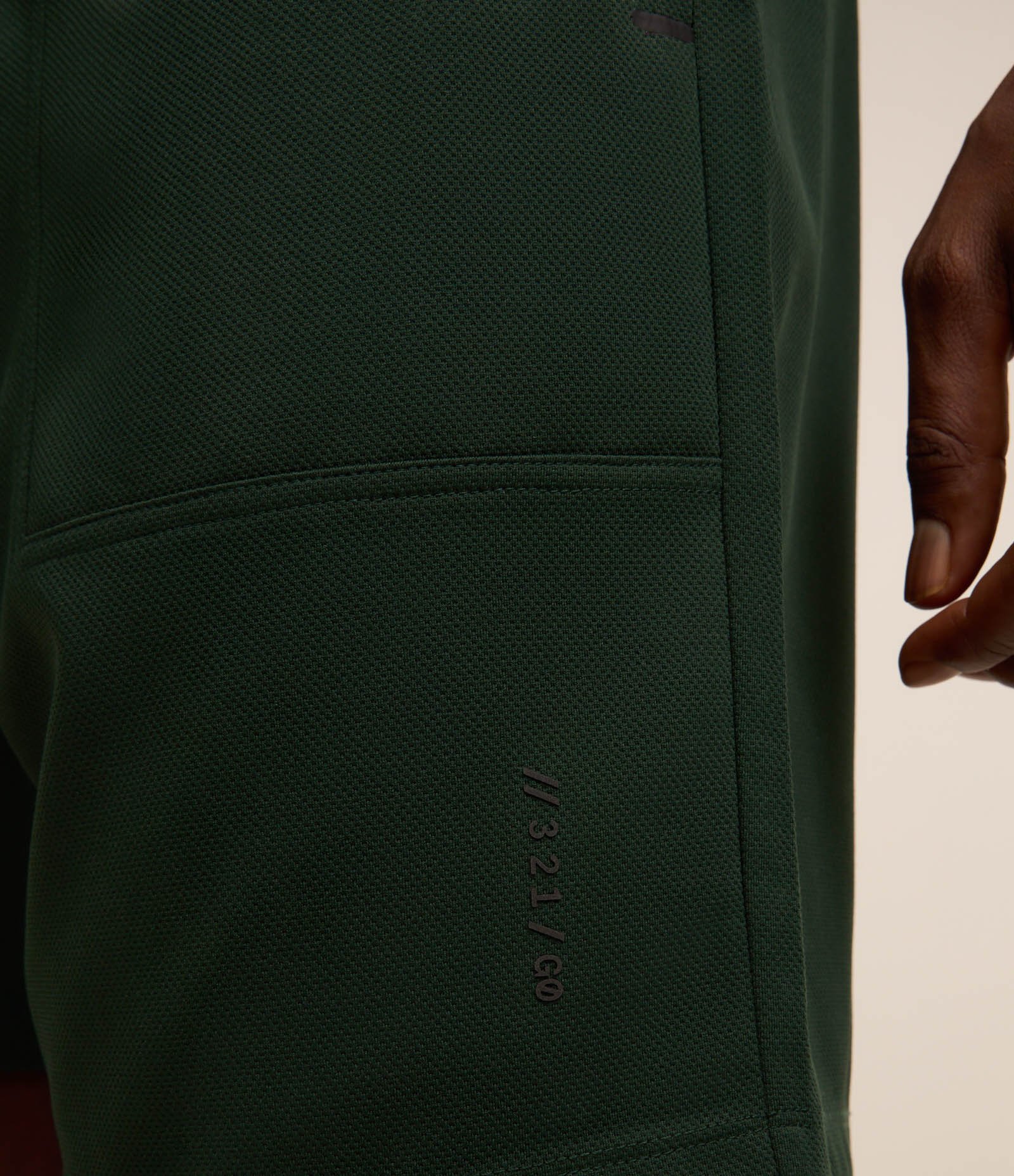 Bermuda Esportiva Texturizada com Cós Elástico e Cordão Verde 4