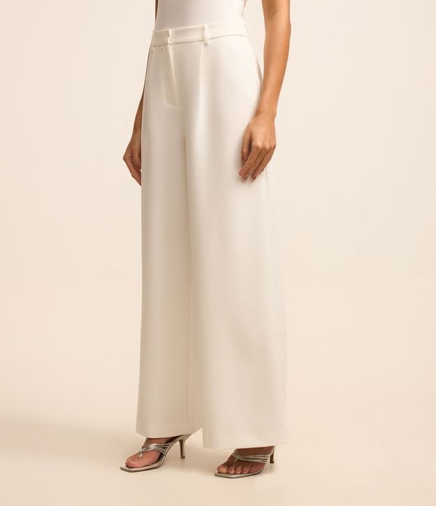 Calça Pantalona em Crepe com Bolsos