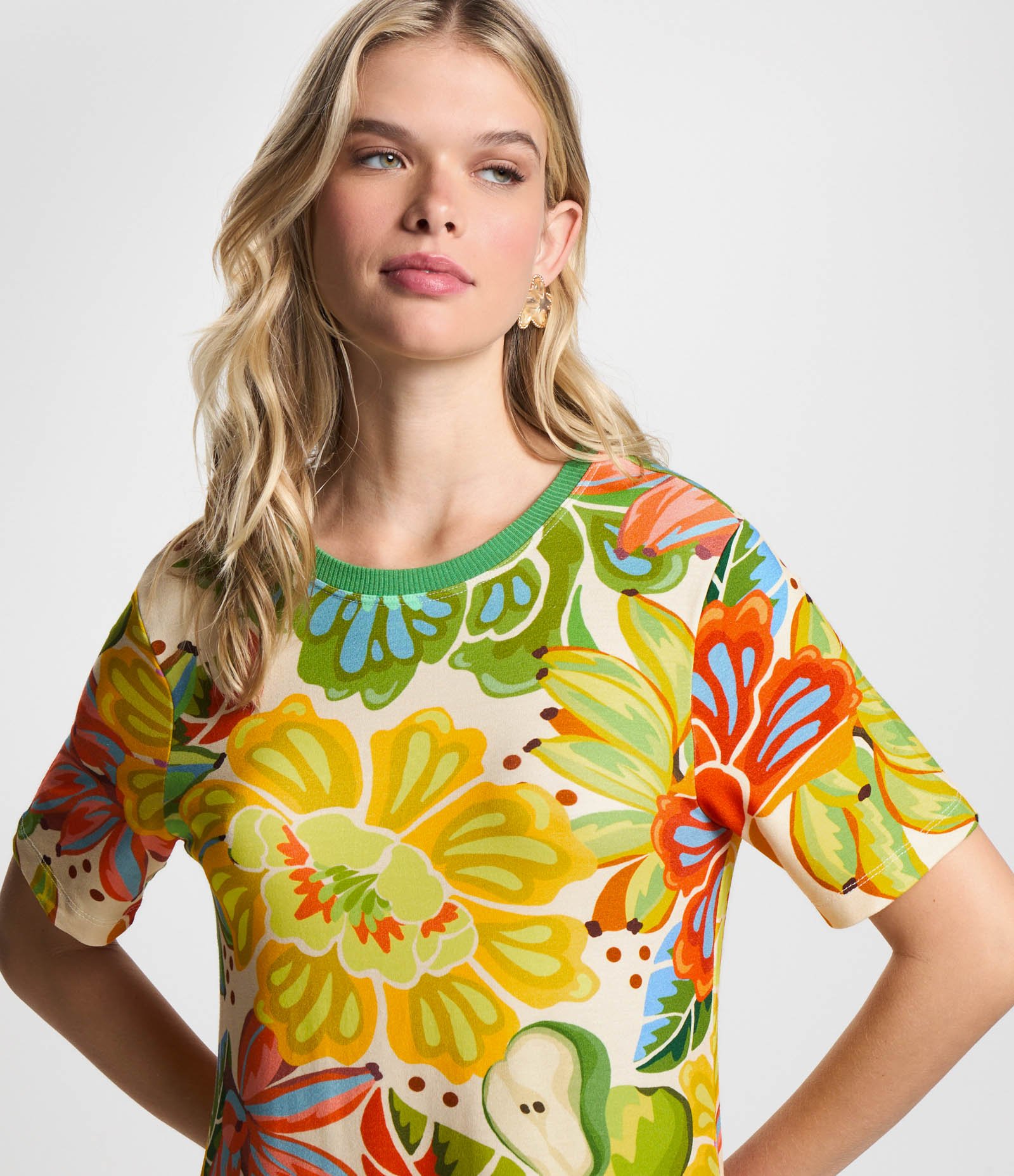 Vestido T-shirt Curto em Viscose com Estampa Flores e Frutas Amarelo 4